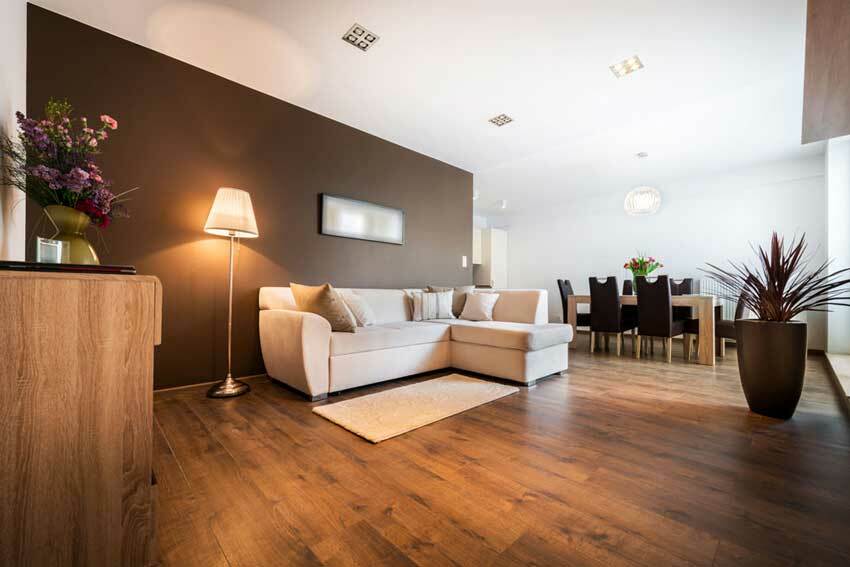 TFoto: Modern eingerichtetes Wohnzimmer, Holzfußboden, weisse Couch