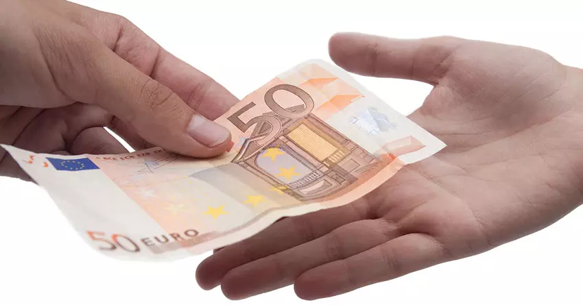 Foto: 50 EUR Banknote wechselt die Hand